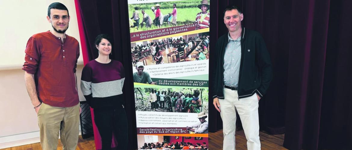 Étienne Degay, à droite, accompagné des deux animateurs Aimeric Ferlay et Grâce Joffre. Crédit photo : AG