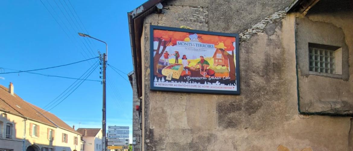 Aux alentours de l’agglomération de Vesoul, les automobilistes ont pu remarquer les affiches de promotion de l’emmental grand cru, en ce début novembre 2025.