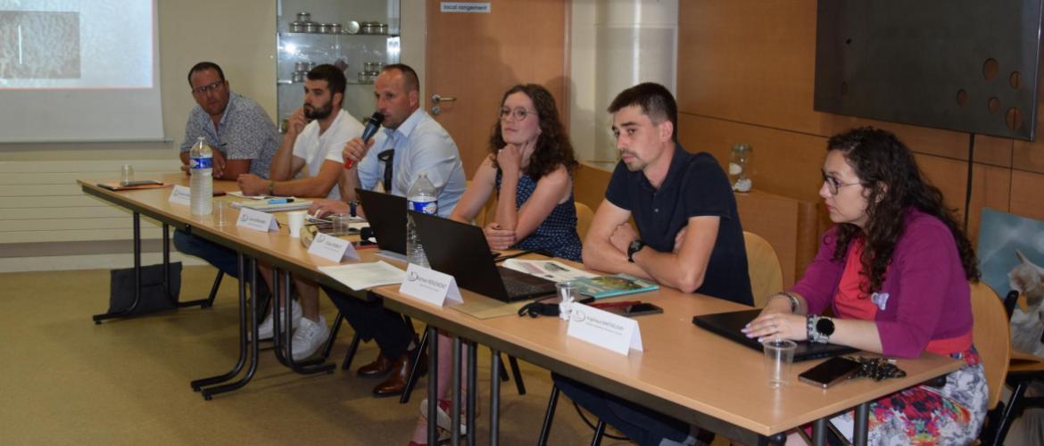 Au micro, le président de l’OS Denis Berland en compagnie (à sa gauche) de son équipe : Claire Debrut directrice, Romain Rogemont apprenti et Angélique assistante.