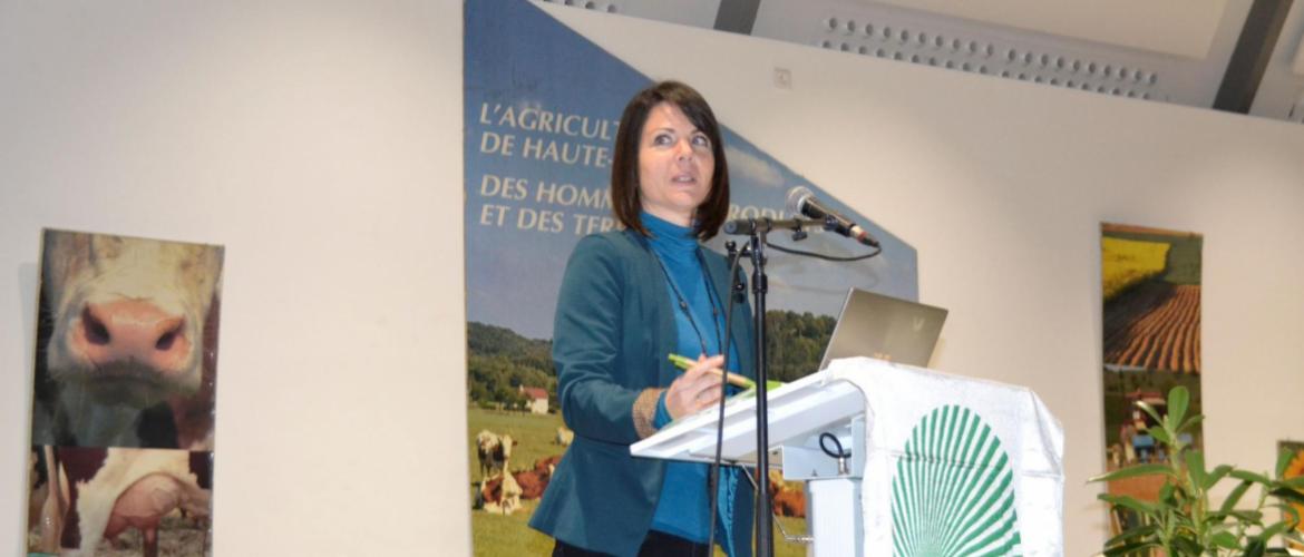 Invitée à l'AG de la FDSEA et de la FDPL, Alessandra Kirsch a apporté des éclairages intéressants sur les trajectoires des filières laitières en France et en Europe. Crédit photo : A.Coronel