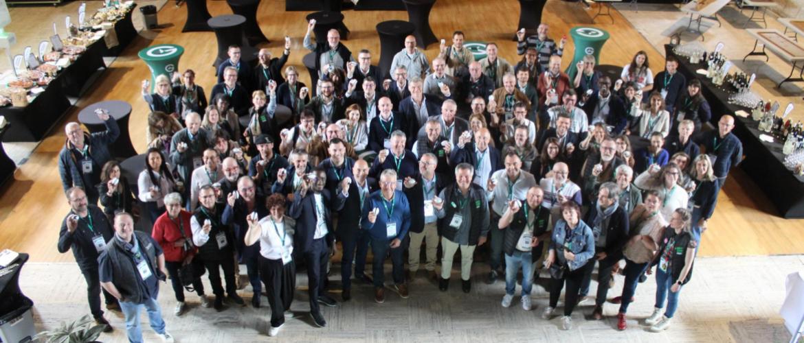 Les congressistes Anefa, à l’unisson, brandissent à leur tour un ballon ovale.