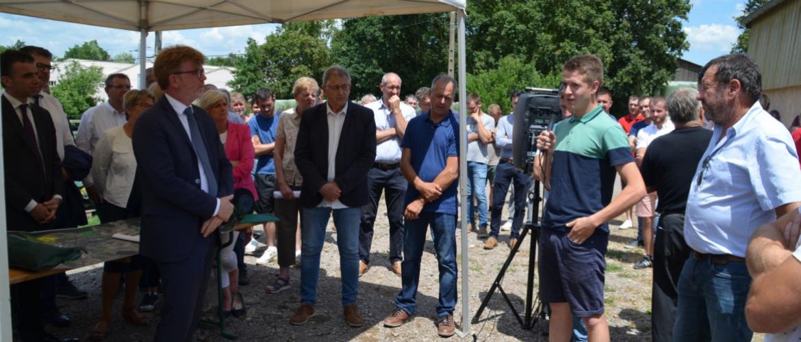 Le fils d'Eric Bernollin expliquait au Ministre, et devant les élus et parlementaires, que le loup venait remettre en question la reprise de l'exploitation familiale et l'installation avec son frère.