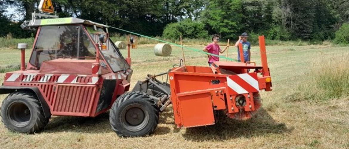 Une "brosseuse" permet de récolter les semences prairiales. Crédit photo : Michel Delhon/CA70