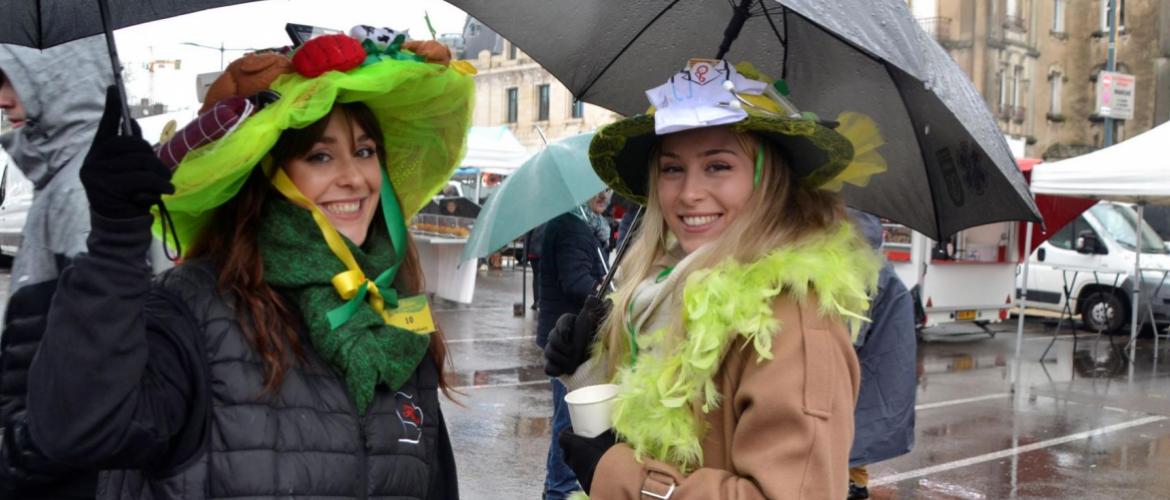 Quelques "Catherinettes" aux chapeaux extravagants égayaient un peu la morosité ambiante. Crédit photo : AC