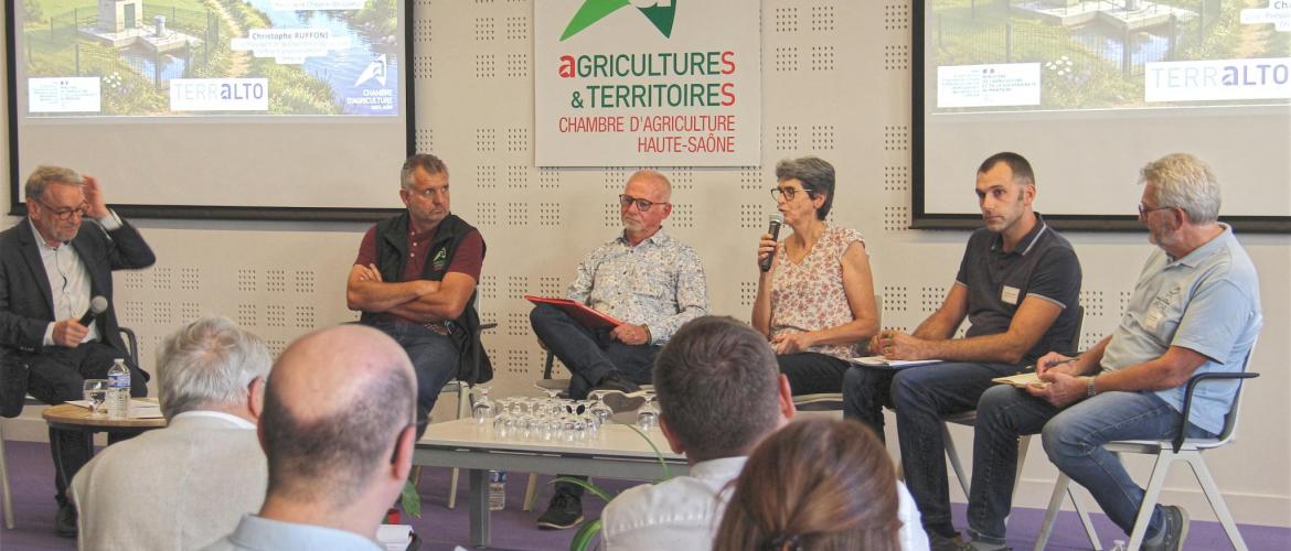 Christophe Ruffoni, Alain Schelle, Claudie Gauthier, Pierre-Etienne Finot et Richard Alexandre, réunis pour une table-ronde sur le thème des enjeux liés à l’eau. © A.Coronel