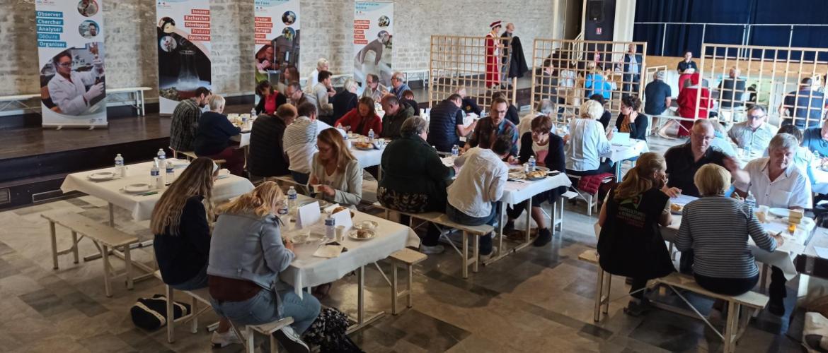 Cinq producteurs de fromages fermiers haut-saônois participaient cette année au concours des fromages de Bletterans. Crédit photo : Enil