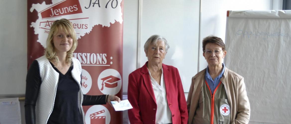 Justine Grangeot, la présidente des JA70; a remis un chèque de 750 € à la Croix-Rouge. Crédit photo : A.Coronel
