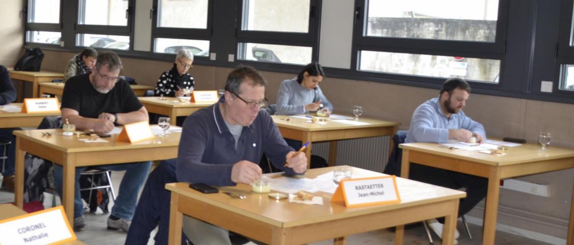 Une fois par trimestre, la commission organoleptique évalue des échantillons de cancoillotte pour vérifier leur adéquation avec le cahier des charges qui encadre l’appellation.