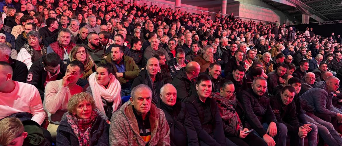 Ceux qui ont la chance d'être assis scrutent et écoutent avec attention les explications distillées par les collaborateurs des différentes marques.