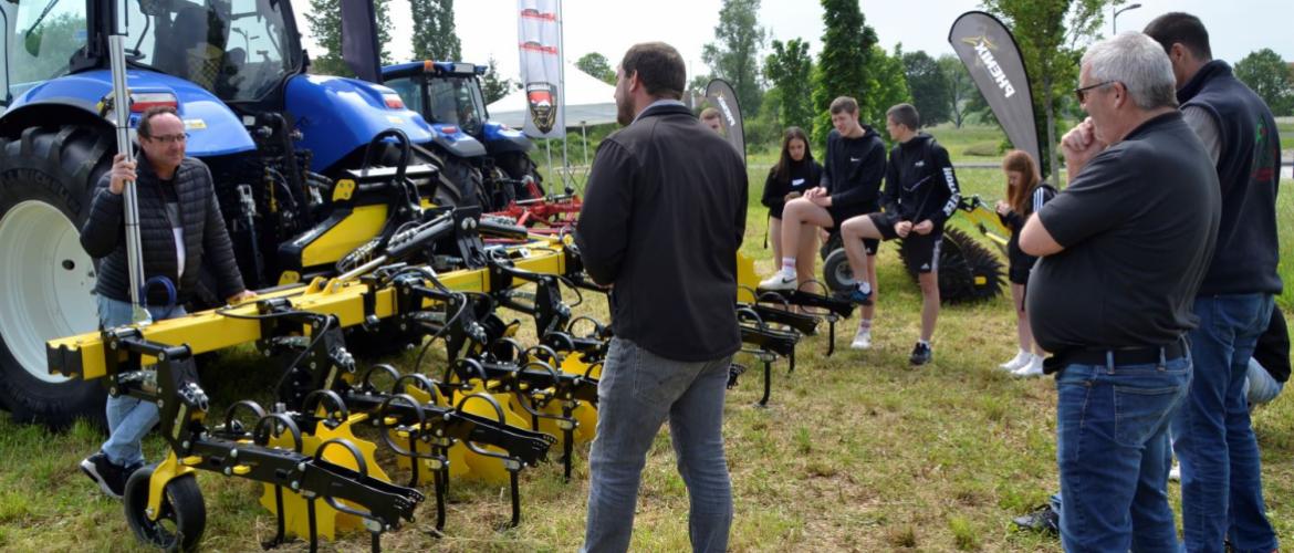 Des solutions techniques se mettent en place pour limiter l’emploi des phytosanitaires : la désherbineuse permet de cibler le traitement sur le rang, tandis que l’interrang est désherbé mécaniquement. Crédit photo : Alexandre Coronel