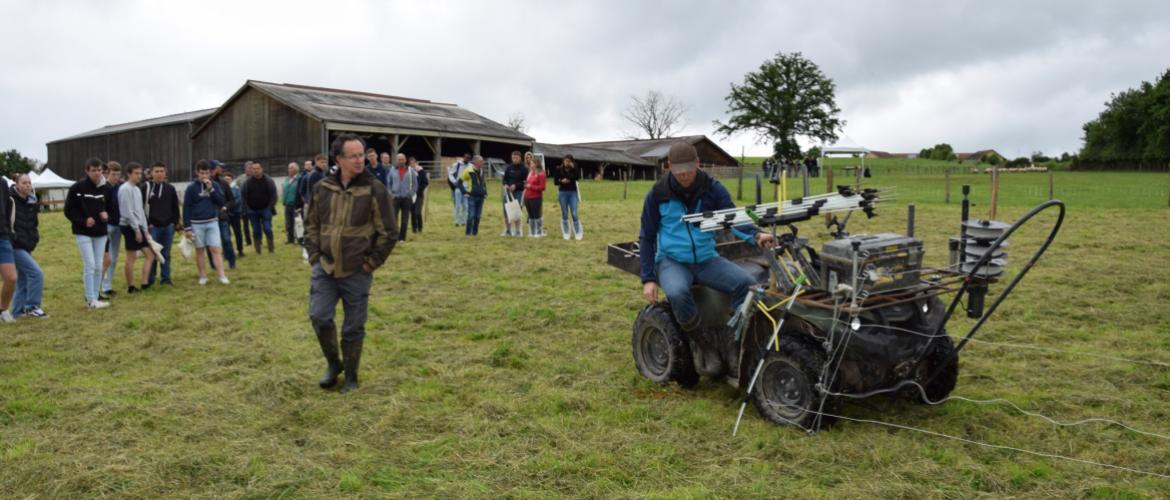 Les épreuves des ovinpiades sont inspirées des gestes quotidiens des éleveurs ovins : contention, parage, tri... Crédit photo : Marc Labille (TdB)