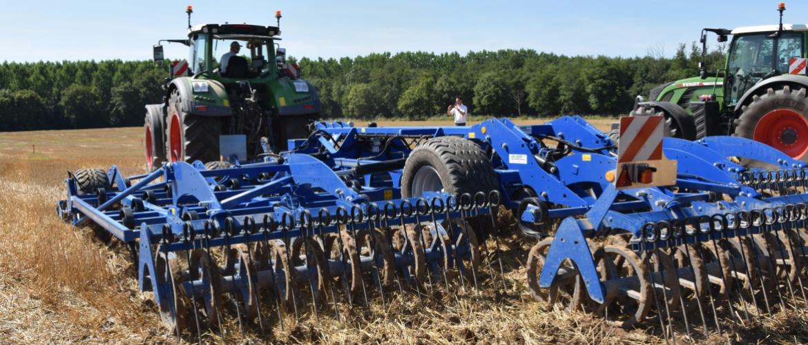 L’Allrounder Flatline de la société Kockerling : avec ses « grosses » dents (pas de 13 cm) disposées en 6 rangées chacune espacée de 80 cm, ce déchaumeur polyvalent offre un énorme dégagement. Crédit photo : C.Michelin