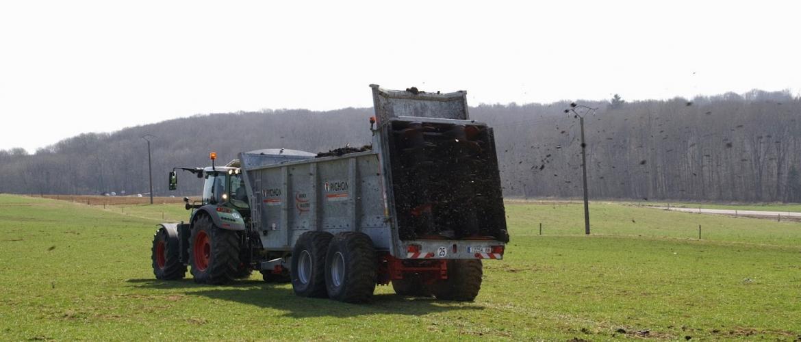 Les apports organiques sous forme de fumier permettent généralement de couvrir les besoins phosphopotassique des prairies, pour peu qu’ils soient réalisés régulièrement et en quantité suffisante.