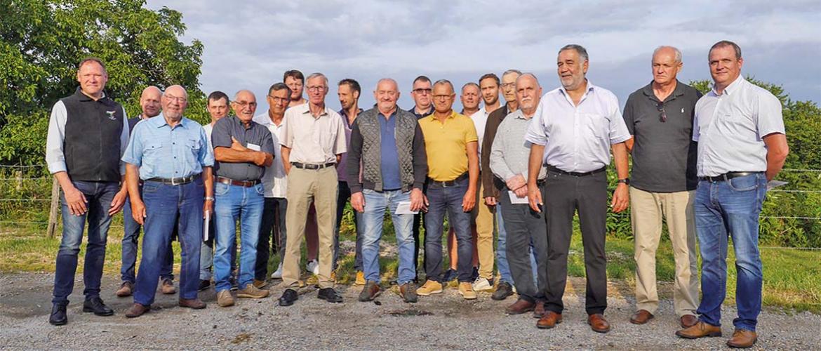 Philippe Monnet, président, à gauche sur la photo et Florent Jacquemin-Verguet directeur à droite ont posé au côté des anciens et nouveaux administrateurs.