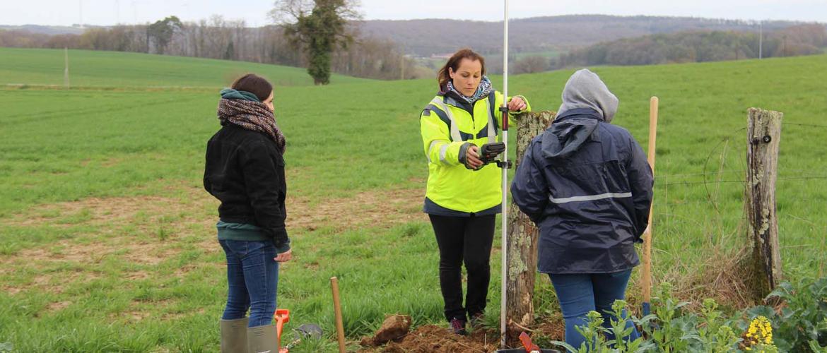 Le travail de terrain est irremplaçable. Célina Jacquin et son équipe sur un chantier de bornage près de Champlitte.