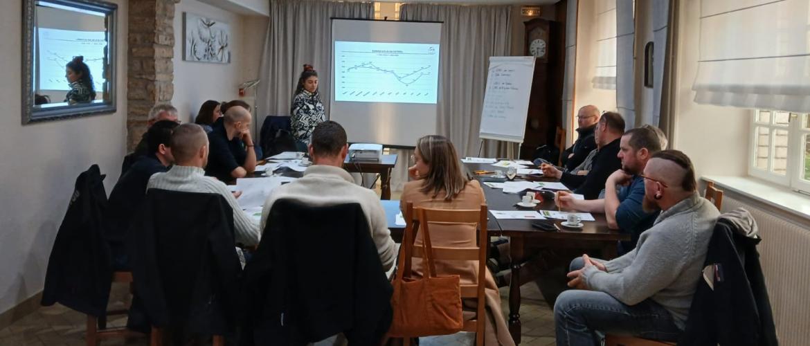 Analyse en groupe des coûts de production des ateliers laitiers. Crédit photo : Louise Dalmasso