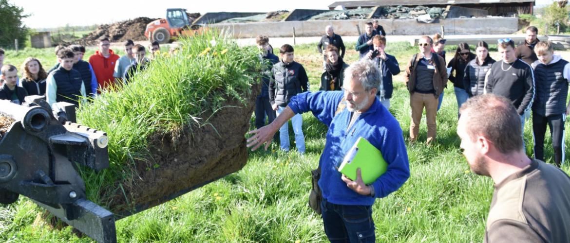 Christian Barnéoud, pédologue, expliquait simplement comment faire parler un horizon 3D d’un profil agronomique de sol. Crédit photo : C.Michelin