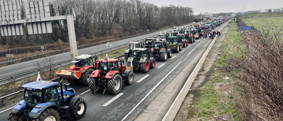 Le "siège de Paris" par des tracteurs venus de toute la France a monopolisé l'attention médiatique cette semaine. Crédit photo : Fdsea70
