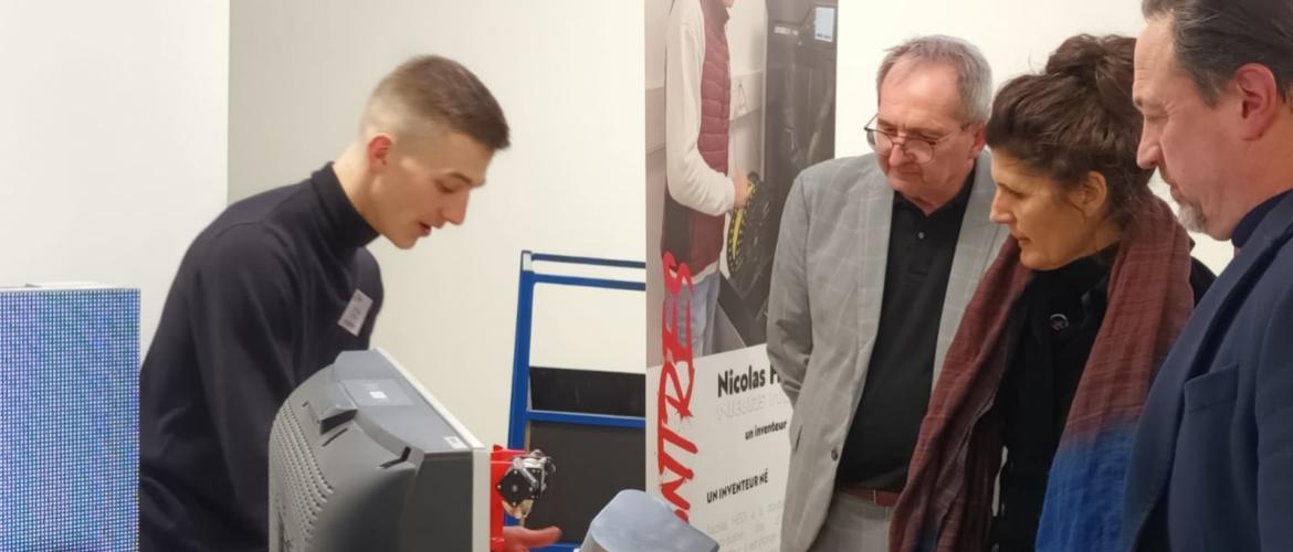 Nicolas Hess, mis à l'honneur lors d'une exposition dédiée aux jeunes talents, dans son lycée.