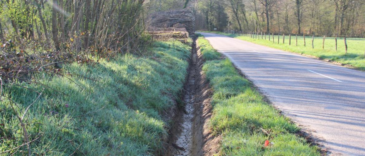 L'entretien des fossés peut se révéler un véritable casse-tête réglementaire pour ce qui en ont la charge... Crédit photo : A.Coronel