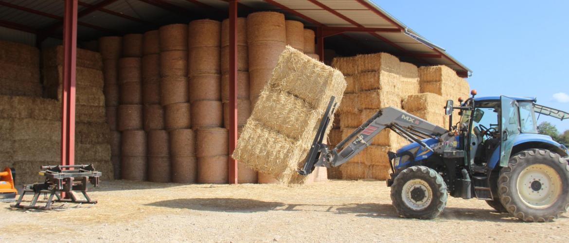 La livraison de paille en provenance de la Marne, au Gaec de la Marchaude. Crédit photo : A.Coronel