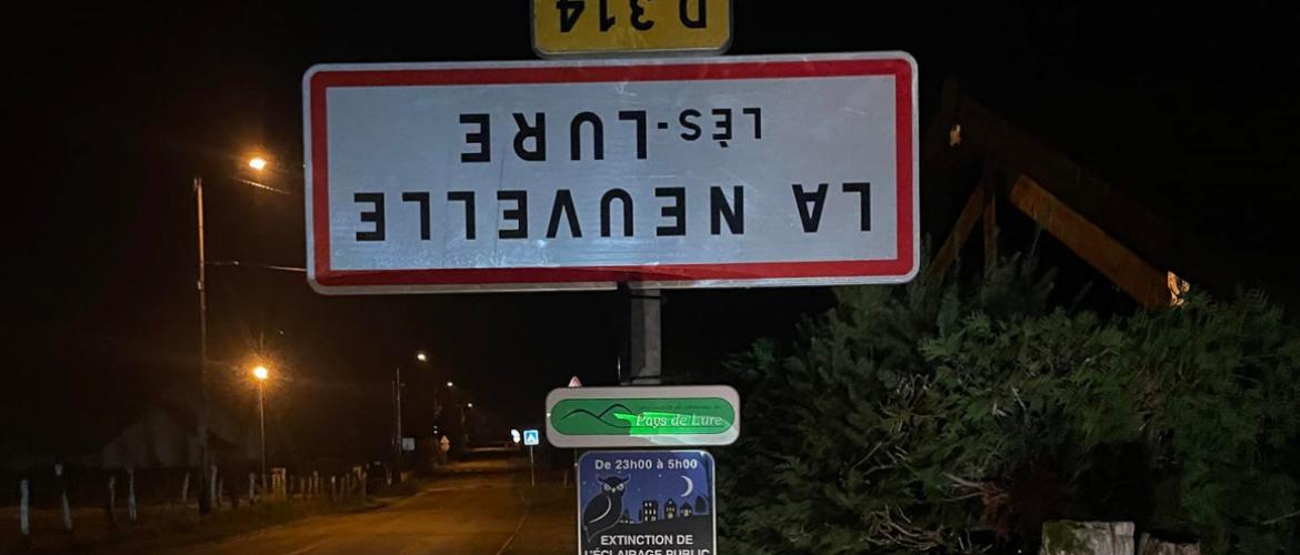 Un an après les retournements de panneaux signalant les entrées de village, les revendications des JA n'ont toujours pas été entendues. Crédit photo : JA70s...
