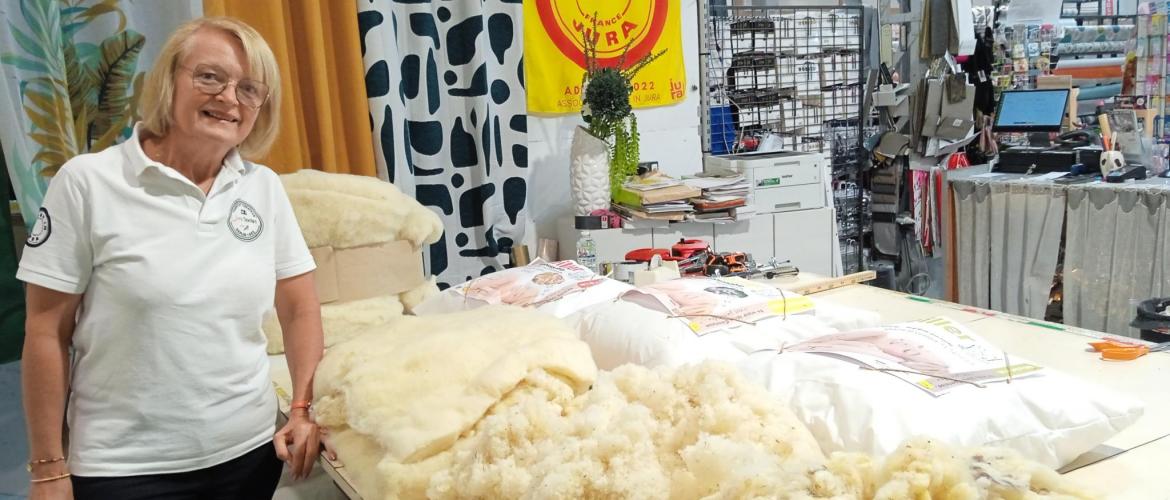 L’entreprise Jura Textiles, labellisée Made in Jura depuis 2014, a mis son savoir-faire au service de la laine comtoise pour fabriquer des oreillers. Crédit photo : Isabelle Renaud/JAR