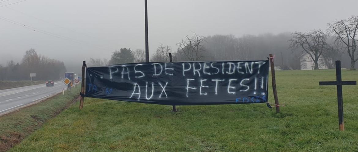 Le long des grands axes routiers de Haute-Saône, des banderolles appellent au boycott des marques du géant Lactalis. Crédit photo : FDSEA70