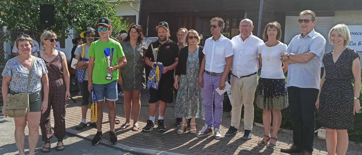 Les producteurs de fromages fermiers médaillés, aux côtés des organisateurs du concours et d’élus locaux.