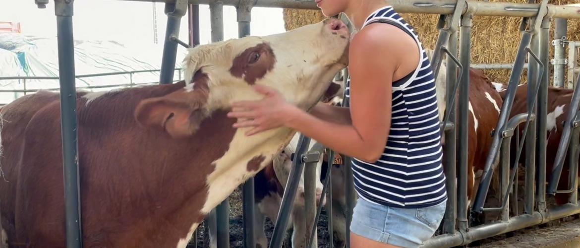 Laurine Martin, productrice de lait à Thervay, dans le Jura, s'approvisionne en tourteaux de soja locaux grâce à la filière Profilait. Crédit photo : FRSEA BFC