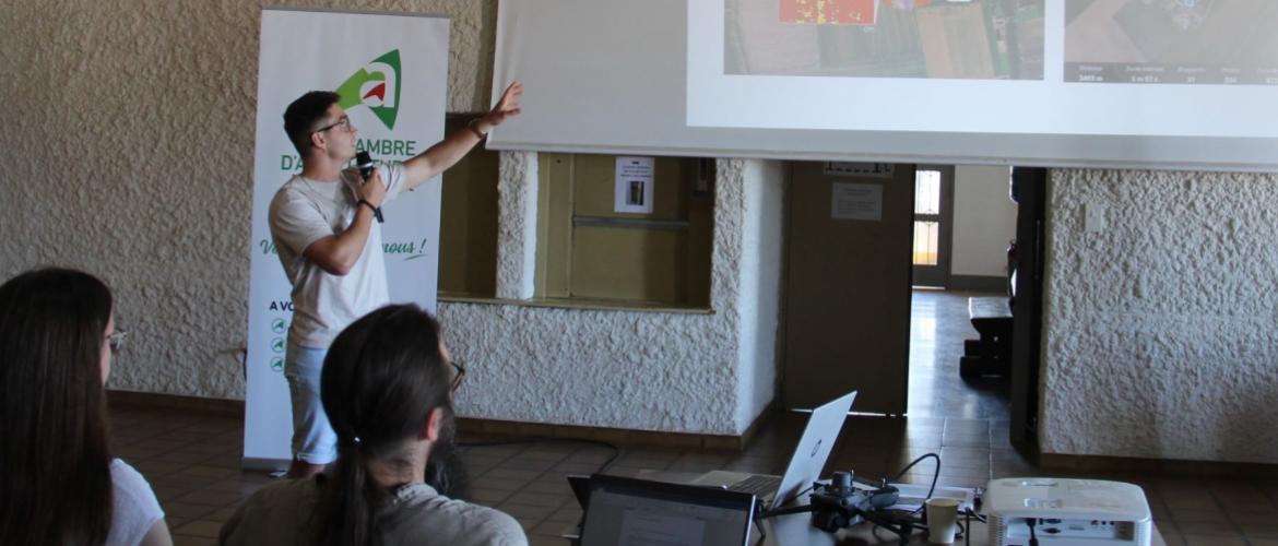 Loïc Brussey, du service agronomie, a présenté les perspectives ouvertes par l’exploitation des photographies prises par drone pour moduler fertilisation et désherbage. Crédit photo : AC