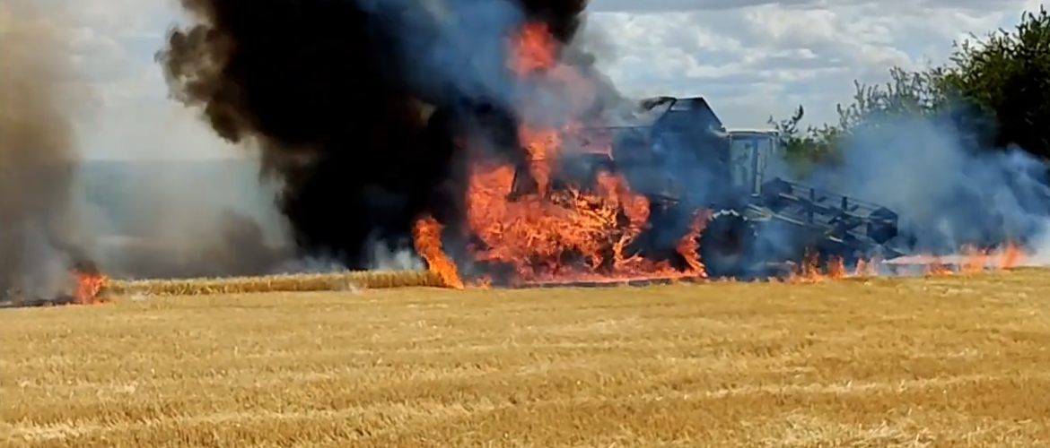 Les incendies à la récolte peuvent occasionner de grosses pertes : ici c'est une moissonneuse qui est partie en flammes...