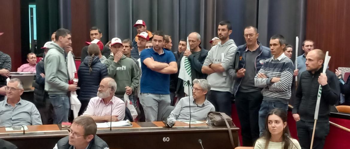 La délégation des agriculteurs de Saône-et-Loire s'est invitée dans l'amphithéâtre du Conseil régional de BFC, à Dijon, où se tenait la Conférence régionale agricole. Crédit photo : Berty Robert