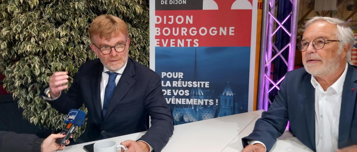 Marc Fesneau, en compagnie de François Rebsamen, le maire de Dijon, a l'issue de sa découverte de la foire gastronomique. Crédit photo : Berty Robert (Terres de Bourgogne)