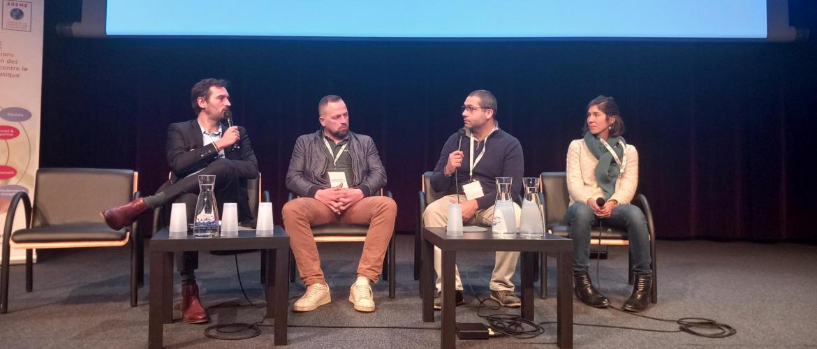 Lors de la table ronde avec, de gauche à droite : l'animateur, Julien Gauthey (SAS Bioénergie Pierroise), Romuald Remy (Gaec Martens) et Marine Cordelier (Solagro). Crédit photo : Berty Robert (TdB)