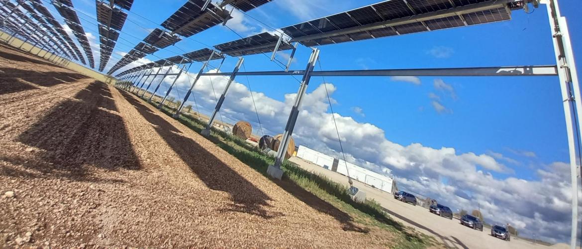 A Verdonnet, TSE a installé des panneaux photovoltaïques orientables situés à plus de 5 mètres de hauteurs, pour laisser passer des engins agricoles.
