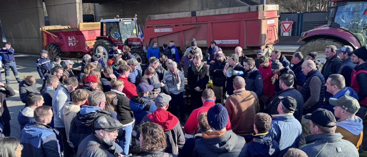 Plus de 120 exploitants ont bloqué mercredi l'A36 dans le sens Mulhouse-Montbéliard. Crédit photo : Ludovic Barbarossa