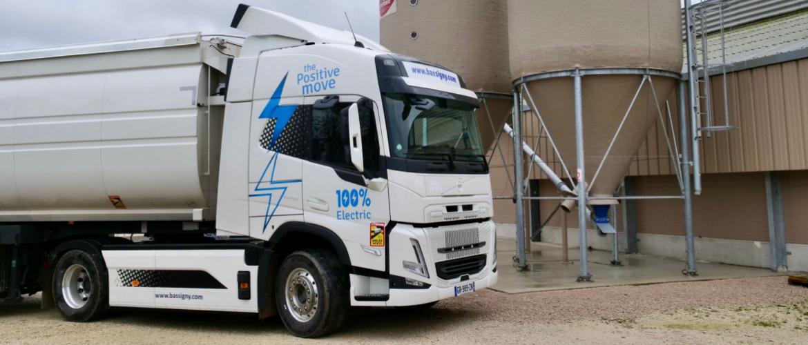Le camion Volvo 100% électrique était en test pendant une semaine pour livrer l'aliment du bétail aux clients de la coopérative Terre comtoise. Crédit photo : Terre comtoise.