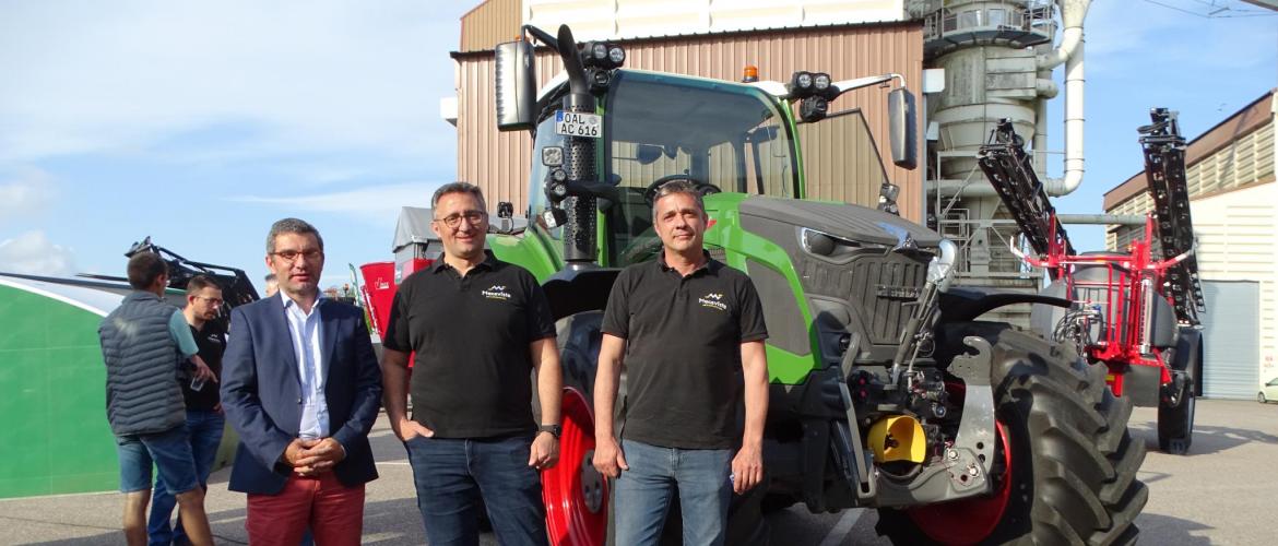 Pierre-Antoine Ferru, directeur général du Groupe CAL, Olivier Didelot, directeur général de Mecavista et Jean-Christophe Mourey, manager Mecavista, responsable du secteur Haute-Saône, devant le modèle « star » de Fendt. (photo : E. L.)