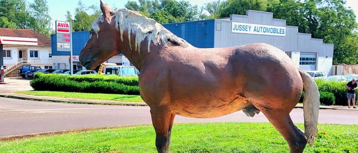 Une statue à l'effigie du cheval comtois immortalise désormais le lien entre la ville de Jussey et cette race équine emblématique. Crédit photo : Paléo Art Studio