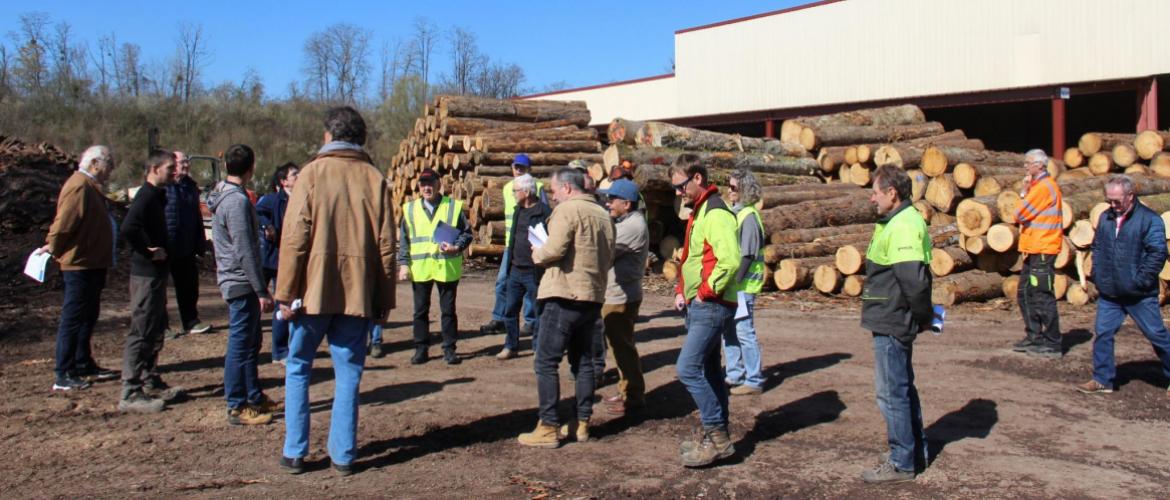 La visite de la Scierie moderne du Val de Saône, à Clans, a intéressé une vingtaine de propriétaires forestiers du secteur. Crédit photo : AC
