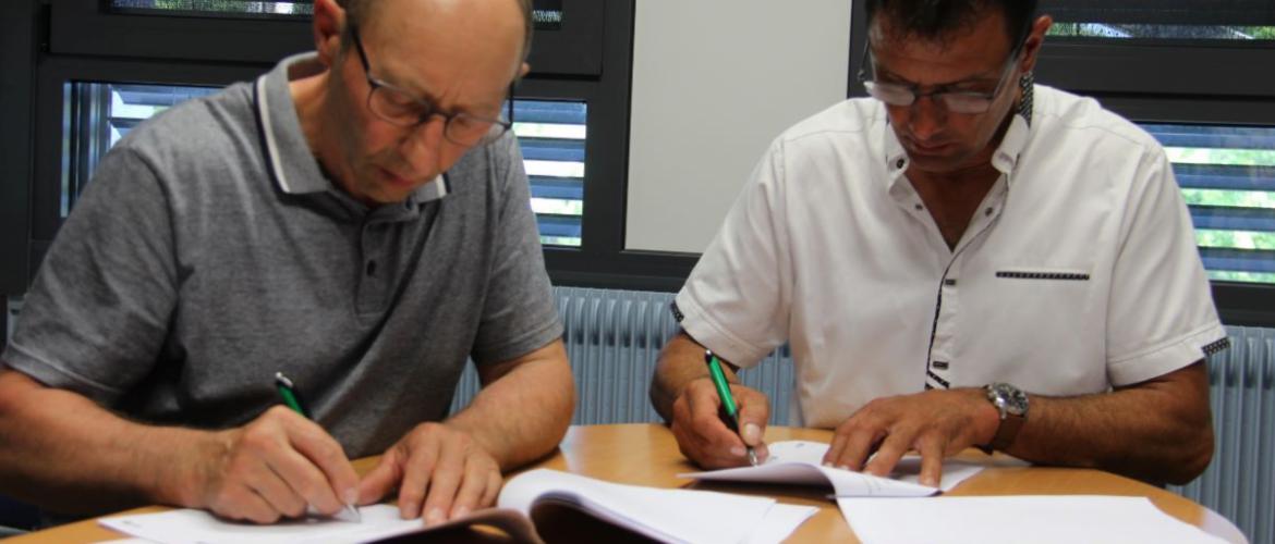 A l'issue de l'assemblée générale d'Agri Conseil 70, les deux représentants ont signé la convention de partenariat. Crédit photo : AC
