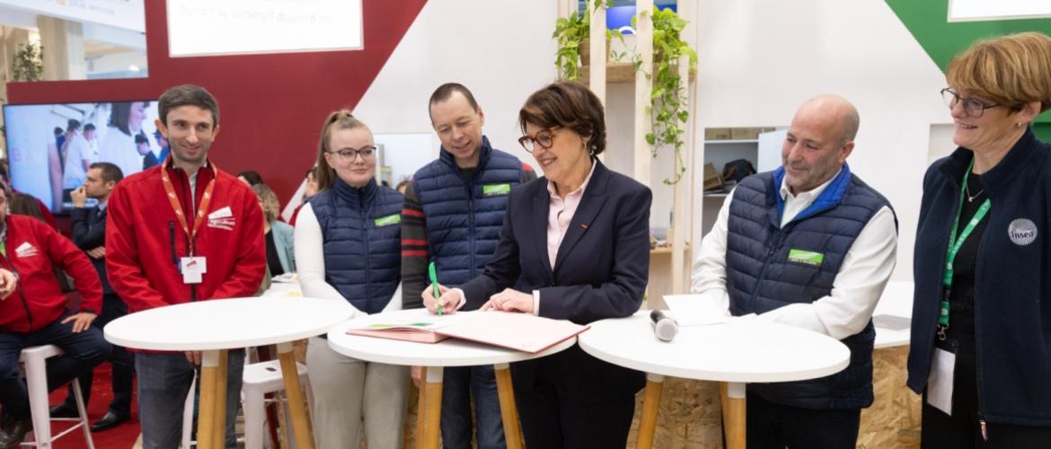 La première convention d’essai d’association pour le Doubs et le Territoire de Belfort a été signée lors du SIA en présence de la ministre de l’agriculture. Crédit photo : FDSEA du Doubs.
