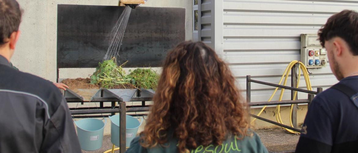 Simuler l’impact d’un « sac d’eau » sur un sol déjà saturé en eau permet de comprendre les mécanismes de percolation, de lixiviation et de ruissellement.
