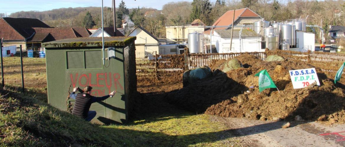 Le 5 févrir 2026 une trentaine de producteurs laitiers hauts-saônois manifestent devant l’usine Lactalis de Loulans-Verchamps, pour réclamer un prix du lait à la hauteur de la valeur ajoutée de leurs produits. Crédit photo : A.Coronel