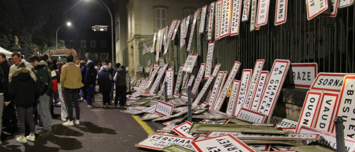 Plus de 400 panneaux signalétiques d'entrées de villages ont été intervertis le 19 novembre par les JA et la FDSEA de Haute-Saône. Crédit photo : A.Coronel