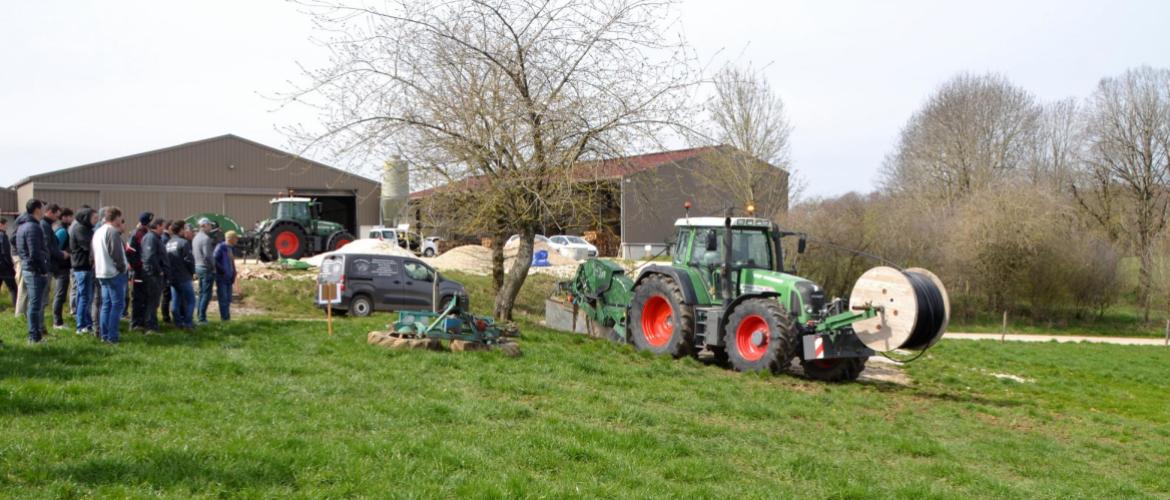Démonstration d'une trancheuse lors de la journée technique organisée par le groupe herbe de Franche-Comté. Crédit photo : A.Coronel