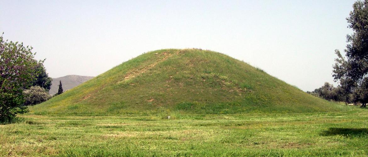 Les tumuli funéraires sont des tertres, des buttes de terre dressées par nos lointains ancêtres, pour hono-rer leurs morts… on en trouve dans de nombreuses cultures sur tous les continents.