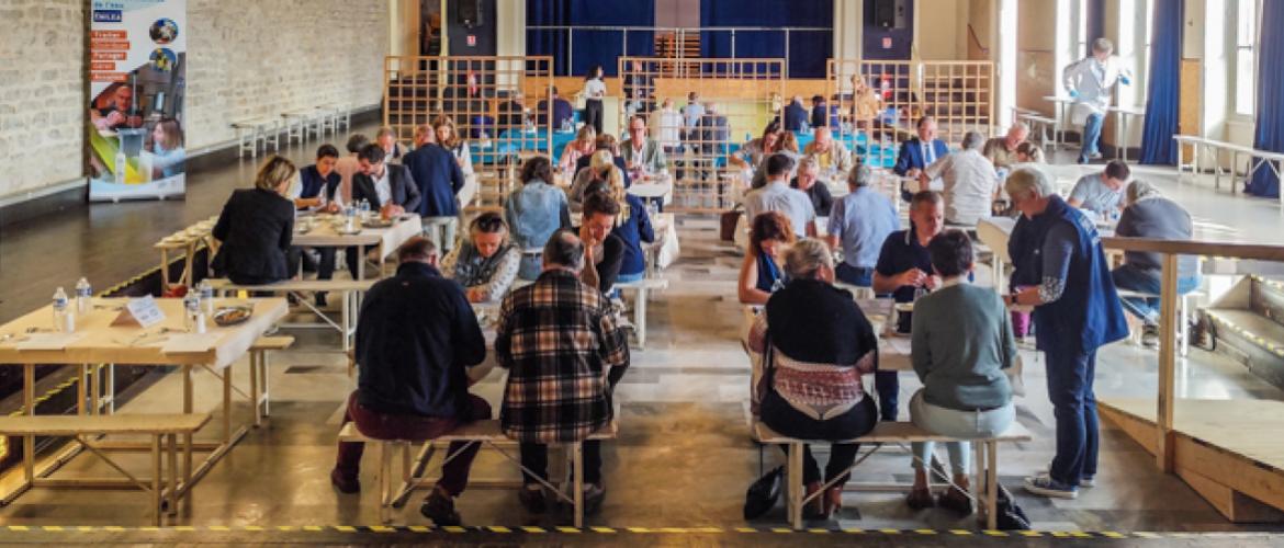 les 19 producteurs fermiers participants ont présenté des fromages au lait de chèvre, brebis et vache mais aussi des yaourts, faisselles, etc. Crédit photo : Charlotte Huot-Marchand/CA70