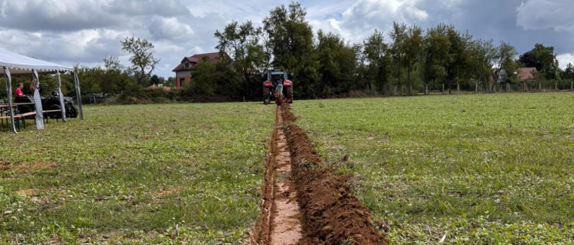 Le concours de labour des Jeunes Agriculteurs du canton de Vesoul-Saulx-Port (VSP) avait lieu cette année le 3 août à Amoncourt. Crédit photo : JA70